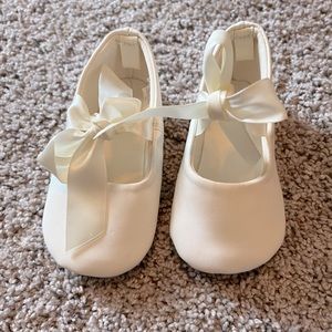 Infant crib shoes, size 4, NWOT, light cream-almost white color.
